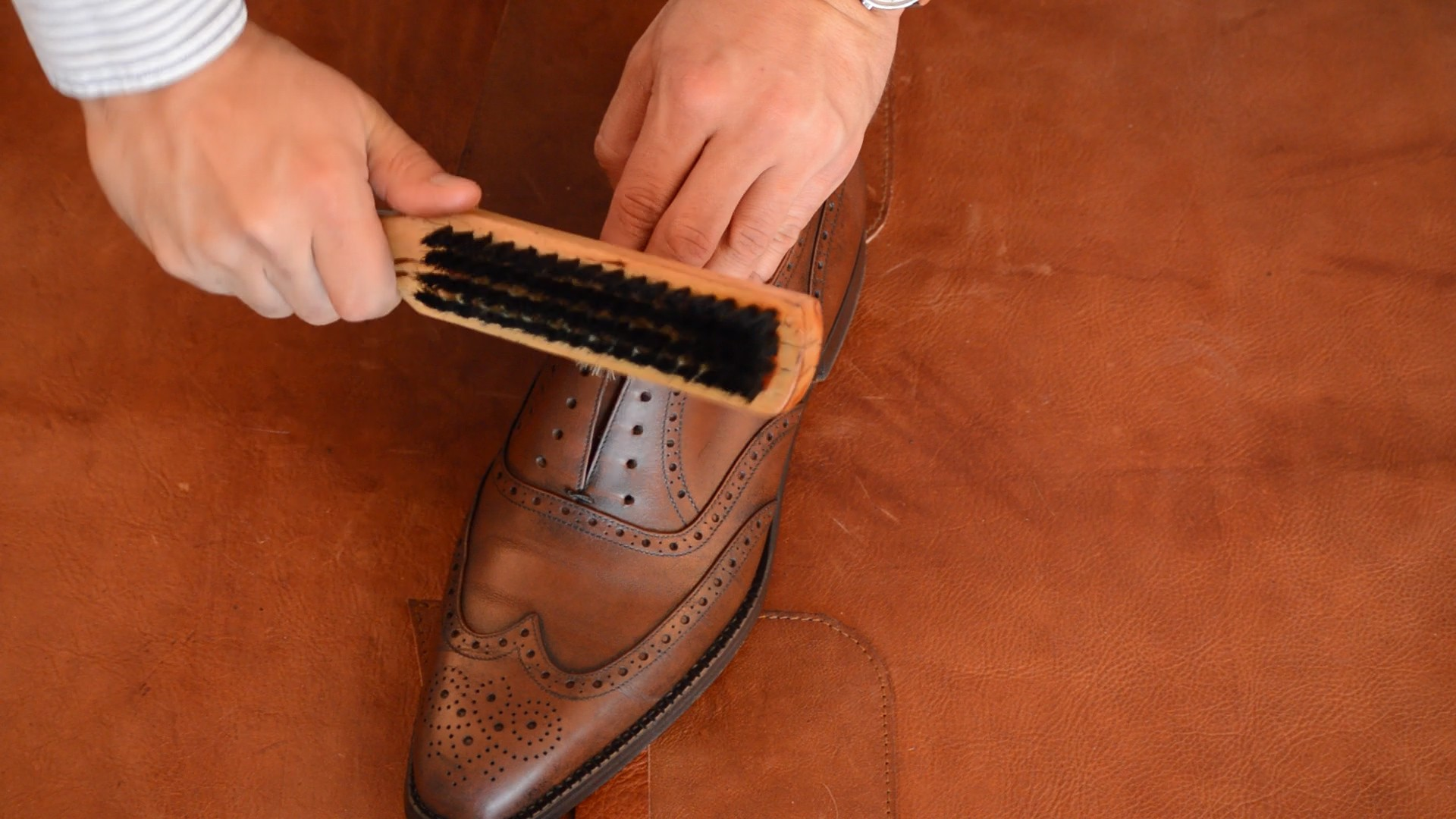 How to shine leather shoes 